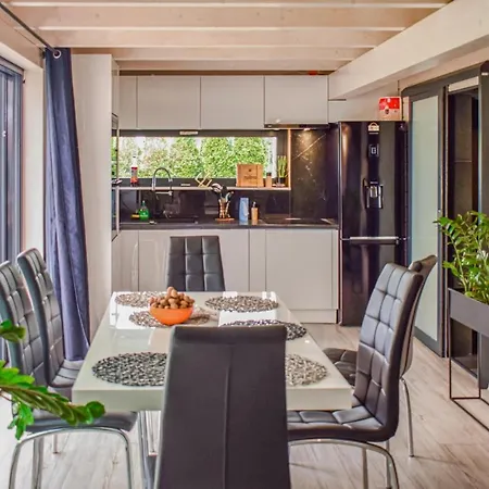 Dom wakacyjny 2 Bedroom Lovely In Szczecin